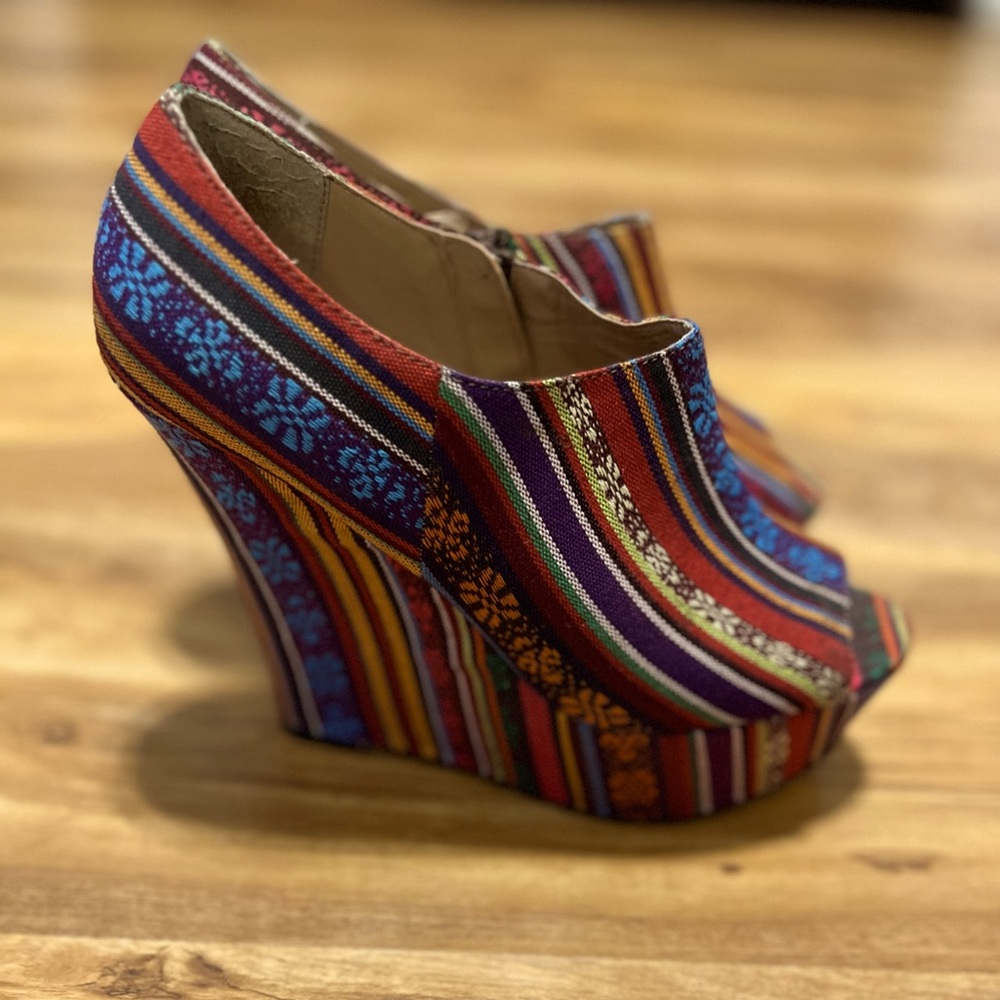 Aztec Patterned Wedge Heels - Picture 4 of 6